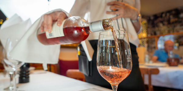 Qué debe saber tu equipo de sala sobre bebidas (y qué no)