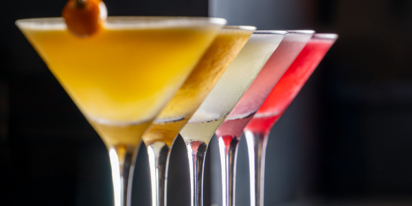 Cómo crear una carta de cócteles rentable sin depender de un bartender en cada turno