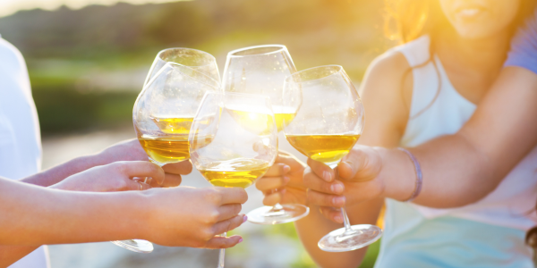 5 vinos blancos por copas que funcionan en verano