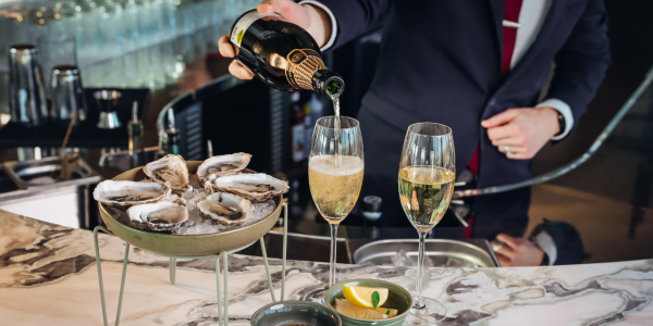 El champagne no debería esperar a diciembre: cómo venderlo por copa, en aperitivo y con menú