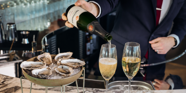 El champagne no debería esperar a diciembre: cómo venderlo por copa, en aperitivo y con menú